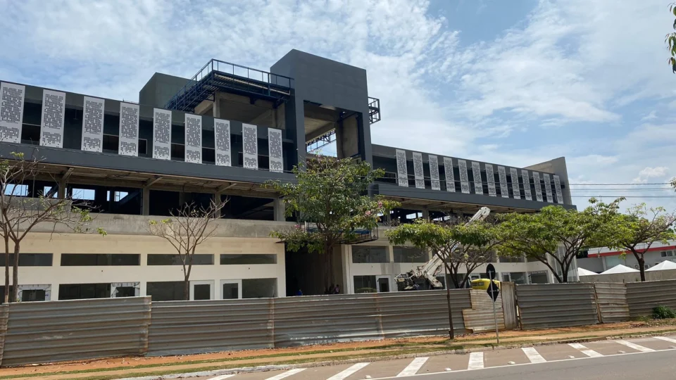 Parte da construção de shopping desaba e deixa operários feridos em Palmas