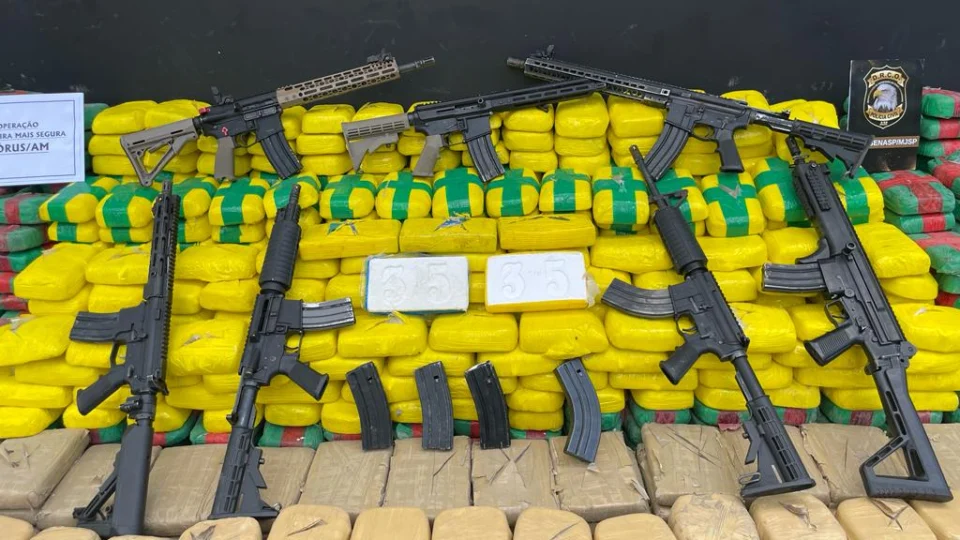 Após confronto com criminosos, PC faz maior apreensão de drogas do AM