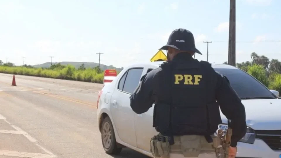 PRF prende homem por corrupção de menores e posse de drogas na BR 174