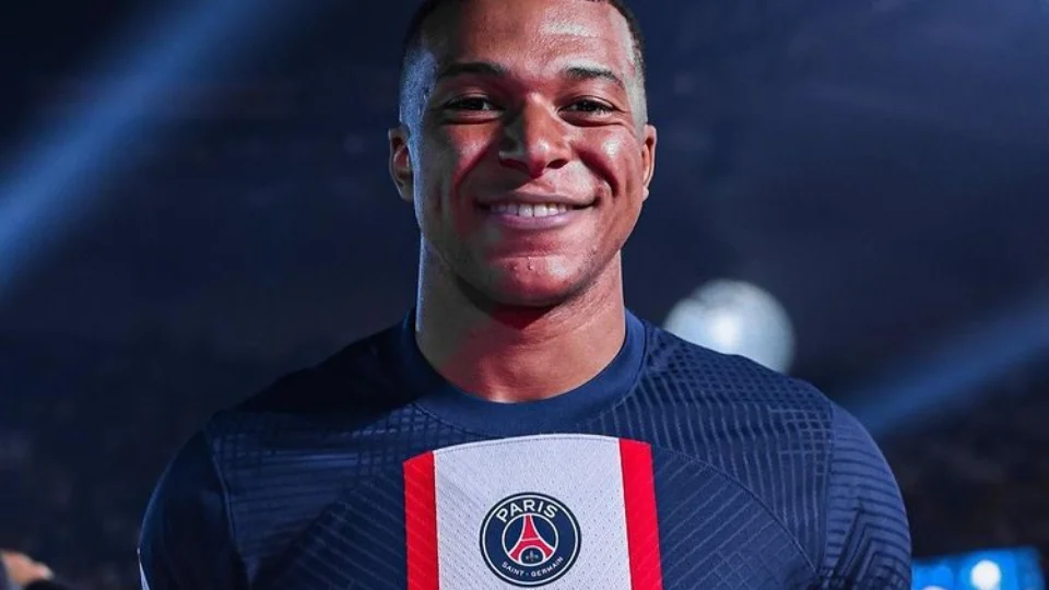 PSG: técnico confirma Mbappé em jogo e não fala sobre permanência do jogador