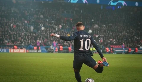 PSG decide liberar Neymar para retornar ao Barcelona, diz jornal