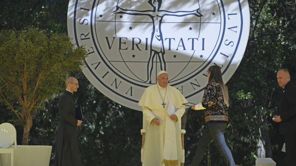 Papa Francisco encontra vítimas de abuso sexual pela Igreja Católica em Lisboa