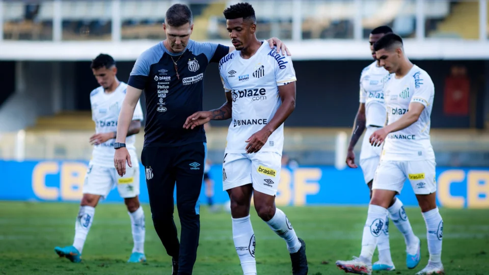 Paulo Turra é mais um treinador demitido pelo Santos após 1 vitória em 7 jogos