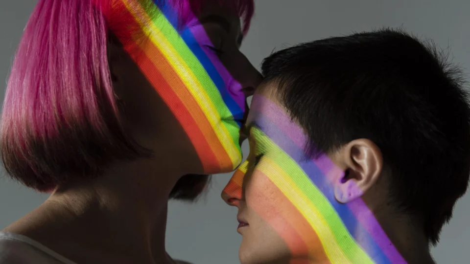 Pesquisa revela alto índice de violência contra lésbicas no Brasil