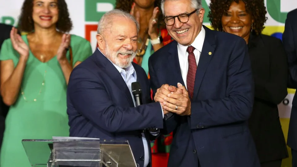 Lula encerra viagem oficial pela África e foca na Reforma Ministerial