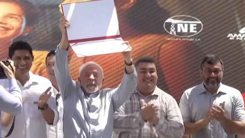 Lula recebe título de cidadão parintinense durante lançamento de Luz para Todos