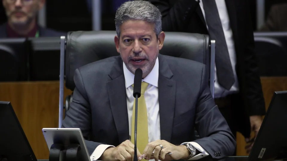 Lira defende reforma administrativa e cobra do governo debate sobre o tema