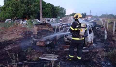 Quatro carros pegam fogo em avenida de Araguaína-TO