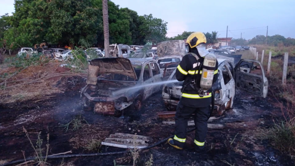 Quatro carros pegam fogo em avenida de Araguaína-TO