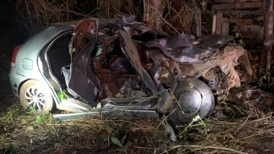 Acidente: quatro pessoas morrem em colisão de carro com caminhão na TO-134