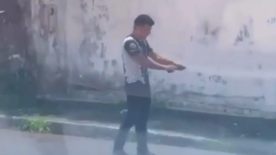 VÍDEO: mulher é agredida por homem armado em rua de Rio Branco-AC