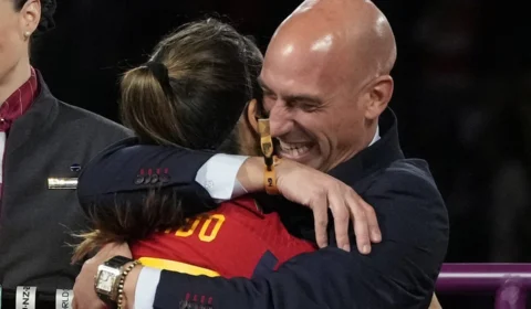 Luis Rubiales é denunciado por violência sexual após beijar jogadora