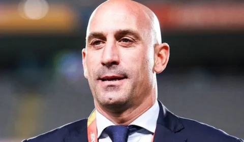 Assédio a jogadora: mãe de Rubiales se tranca em igreja e faz greve de fome