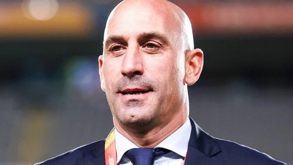 Assédio a jogadora: mãe de Rubiales se tranca em igreja e faz greve de fome