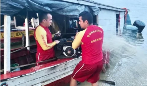 Bombeiros resgatam embarcação de 12 metros em Caracaraí, Sul de RR