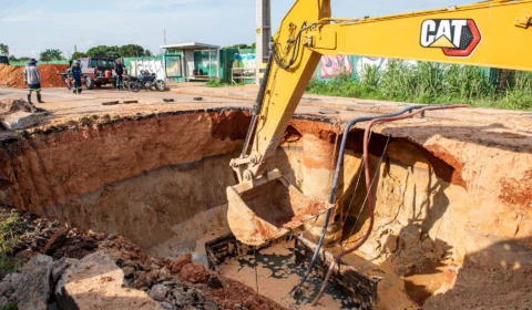 Obra em rede de esgoto causa transtornos a condutores de Boa Vista há 2 dias