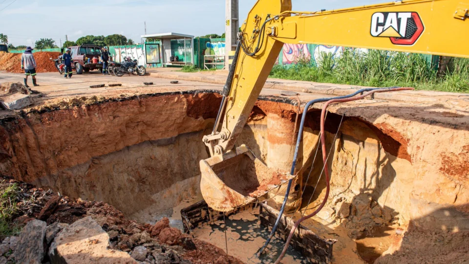 Obra em rede de esgoto causa transtornos a condutores de Boa Vista há 2 dias