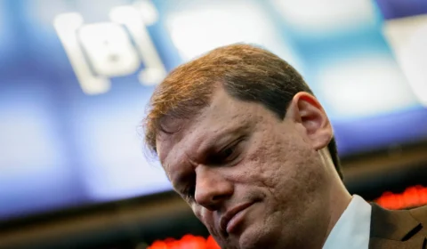 Tarcísio propõe anistia a multas da covid e pode livrar Bolsonaro de dívida