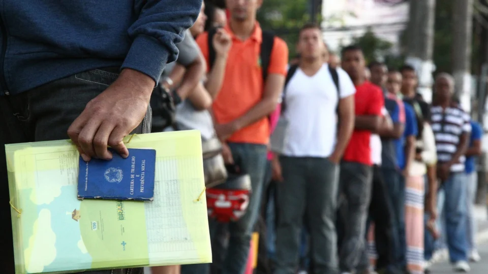 Taxa de desemprego fica em 7,9% no trimestre até julho, afirma IBGE