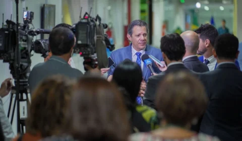 Taxa de juros do cartão de crédito irá “cair muito”, diz Haddad