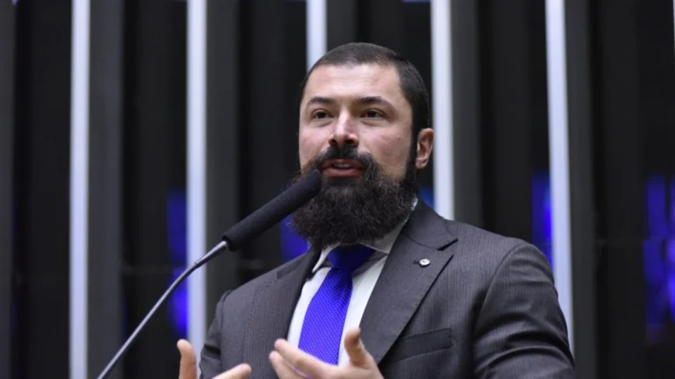 Fardamento escolar deve ser entregue de forma gratuita pelas escolas