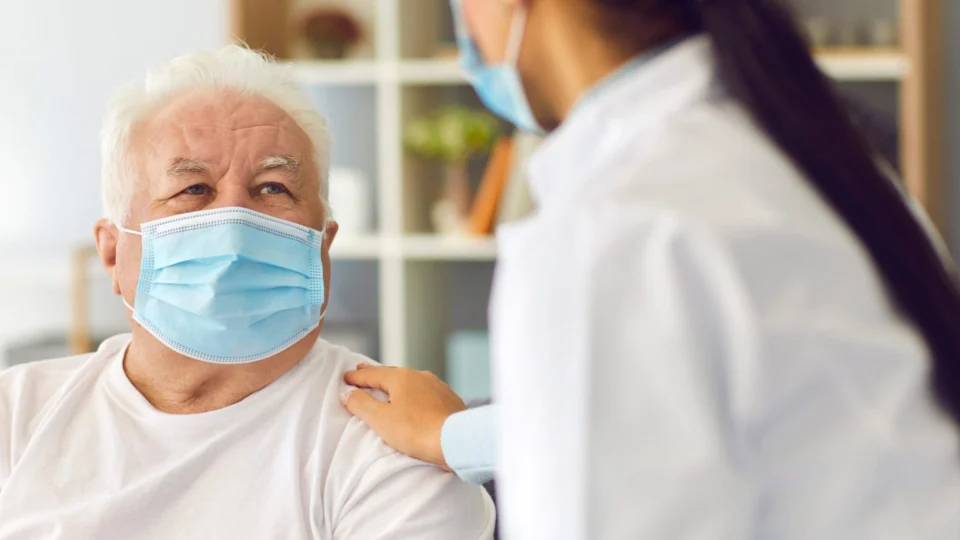 Covid-19: após casos da cepa Éris cientistas avaliam volta das máscaras