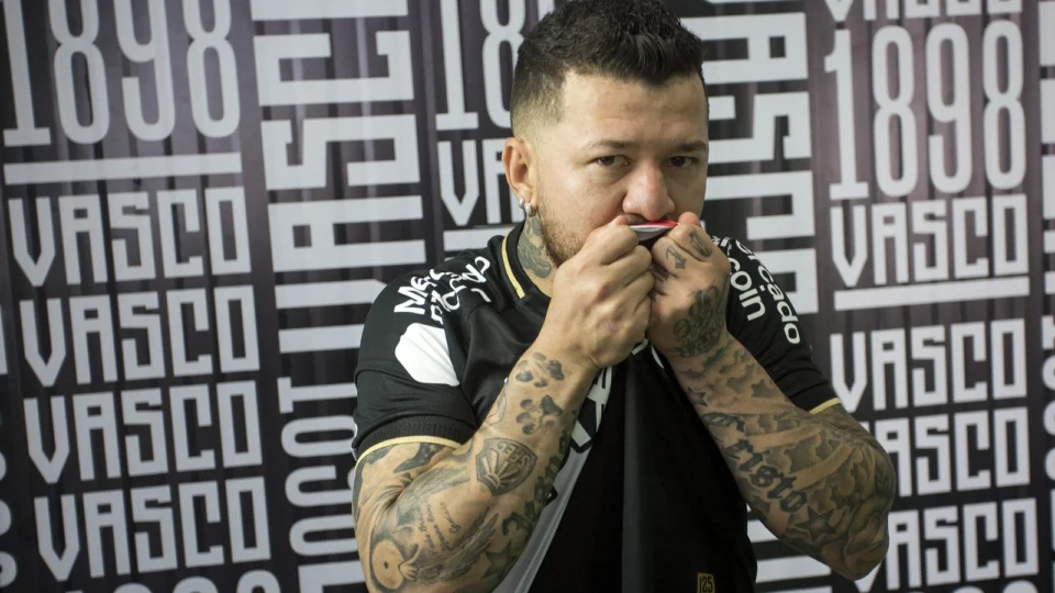 Vasco anuncia o retorno do atacante Rossi até o fim do Brasileirão