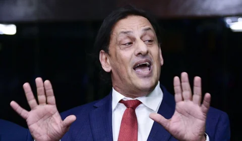 Wassef é alvo de busca e tem celular apreendido em restaurante de SP