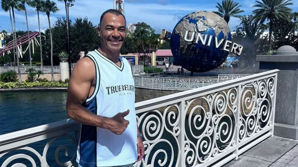 Justiça de São Paulo marca leilão de mansão de Cafu; ex-atleta mora no local