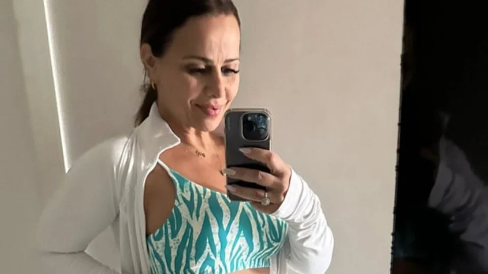 Viviane Araujo exibe ‘cinturinha’ após procedimento estético; veja