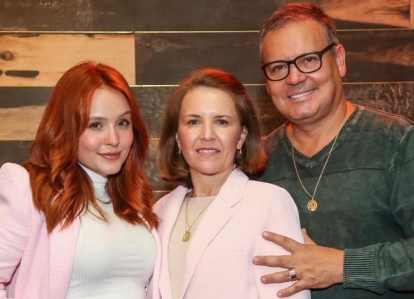 Pais de Larissa Manoela enviaram carta ao programa Fofocalizando do SBT - Foto: Reprodução/Instagram @larissamanoela