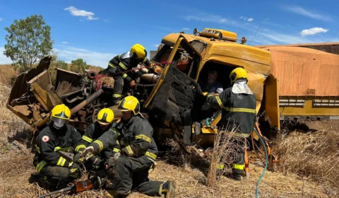 Motorista é resgatado após grave acidente com caminhão trator na TO-080