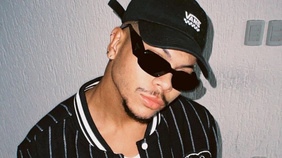 Jessé Aguiar: conheça ex-cantor gospel homossexual que faz sucesso na web