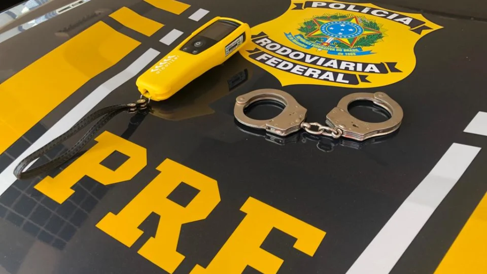 Jovem é preso ao dirigir caminhão sob efeito de álcool na BR 153, em Guaraí-TO