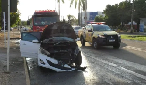 Veículo pega fogo na Avenida JK em Palmas