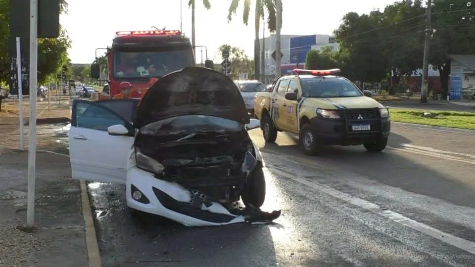 Veículo pega fogo na Avenida JK em Palmas