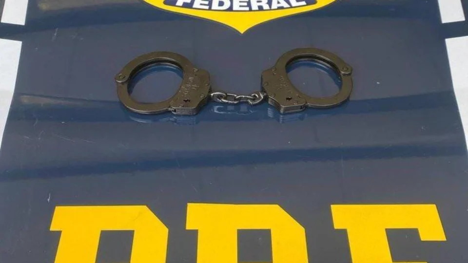 Homem é preso pela PRF por uso de documento falso em Guaraí-TO