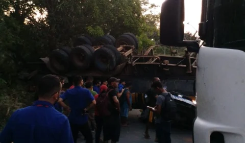 Manaus: passageira e motorista morrem após carreta esmagar veículo no Puraquequara