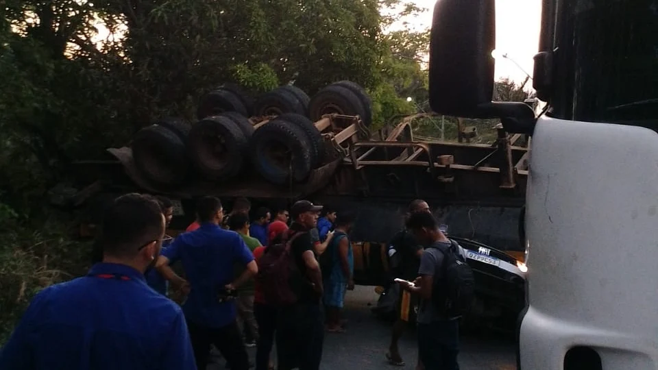 Manaus: passageira e motorista morrem após carreta esmagar veículo no Puraquequara