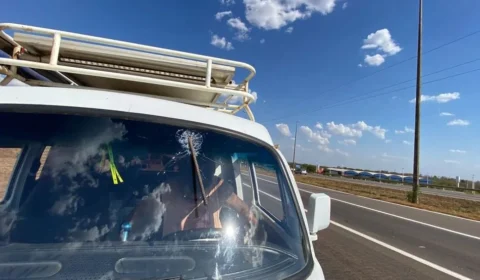 VÍDEO: ferro voa e atinge para-brisa de Kombi de casal de influencers em TO