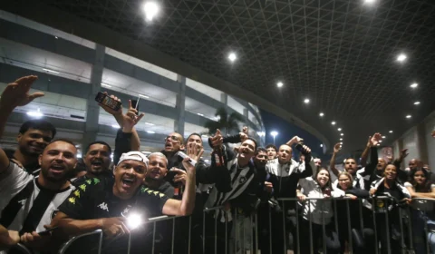Torcida do Botafogo vai até aeroporto em apoio a equipe após eliminação