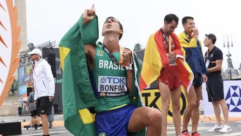 Marcha atlética: Caio Bonfim bate recorde nacional e conquista o bronze