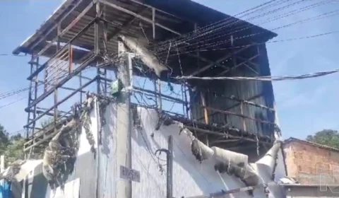 VÍDEO: casa é destruída após ser atingida por incêndio na Zona Leste de Manaus