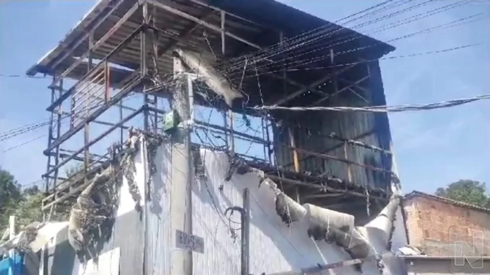 VÍDEO: casa é destruída após ser atingida por incêndio na Zona Leste de Manaus