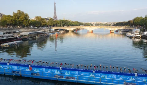 Atletas nadam no Rio Sena despoluído em evento-teste para Olimpíada 2024