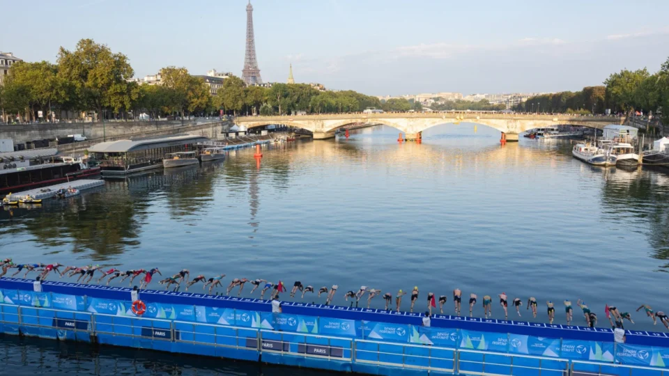 Atletas nadam no Rio Sena despoluído em evento-teste para Olimpíada 2024