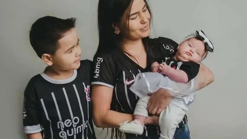 Mãe e filhos de 3 meses e 5 anos morrem em carro submerso em rio de SC