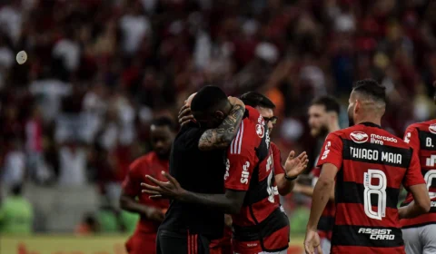 Jogadores do Flamengo comemoram e abraçam Sampaoli após gol de Arrascaeta