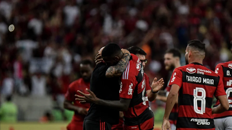 Jogadores do Flamengo comemoram e abraçam Sampaoli após gol de Arrascaeta