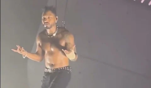 VÍDEO: cantor faz apresentação pendurado por ganchos na própria pele nos EUA